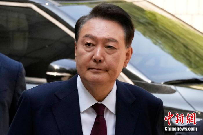 当地时间2025年5月12日，韩国首尔，因被控策划叛乱而受到审判的前总统尹锡悦抵达(🌑)首尔中央地方法院。图/视觉中国